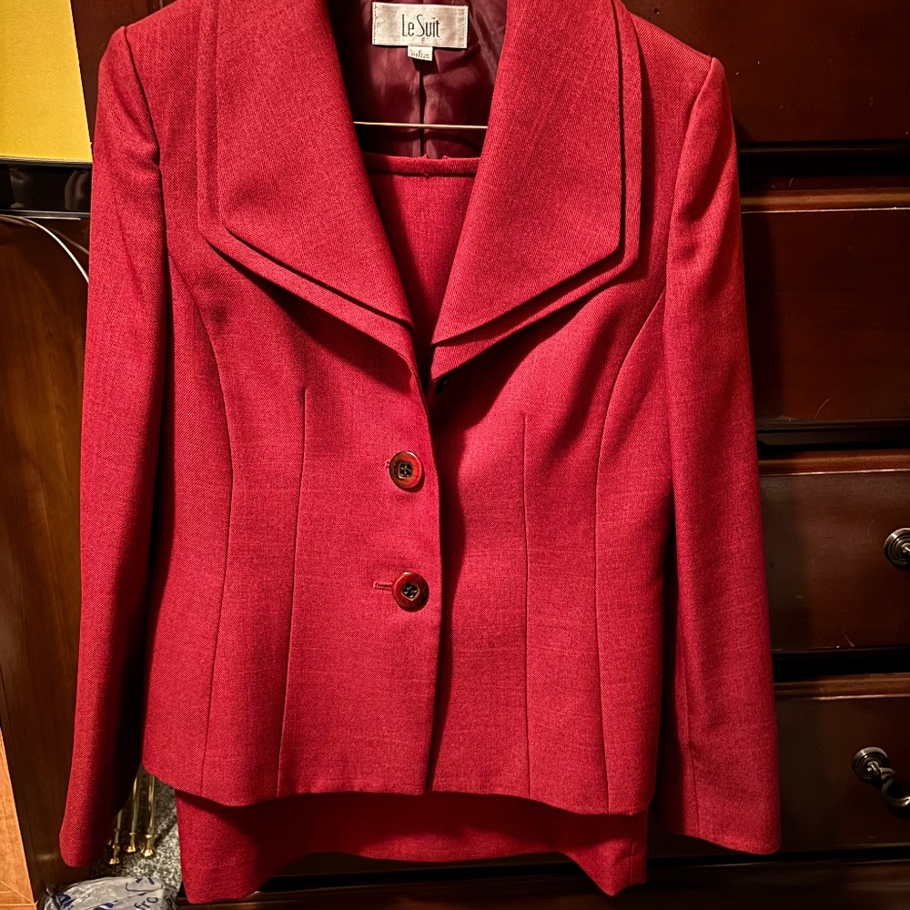 Excellent condition Le Suit Skirt Suit size 6